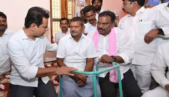 సోషల్ మీడియాలో పోస్ట్ పెట్టాడని కేసు.. మాజీ సర్పంచ్ నందయ్యకు కేటీఆర్ భరోసా సోషల్ మీడియాలో పోస్ట్ పెట్టాడని కేసు.. మాజీ సర్పంచ్ నందయ్యకు కేటీఆర్ భరోసా