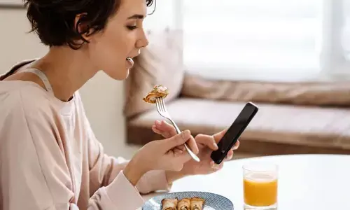 Health: తినే సమయంలో మొబైల్ చూస్తున్నారా.. అయితే, డేంజర్లో పడ్డట్టే అంటున్న నిపుణులు