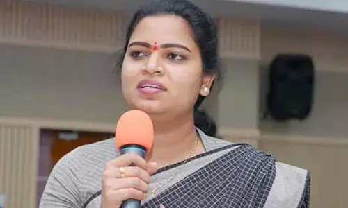మాజీ మంత్రి విడదల రజినికి నోటీసులు
