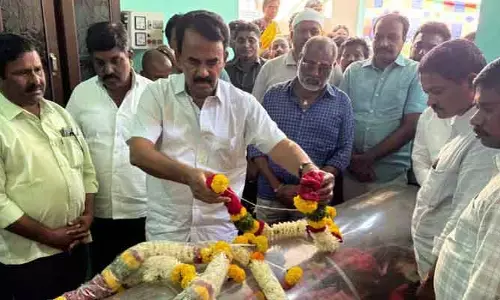 రజక సంఘం నాయకుడి మృతదేహానికి మంత్రి నివాళి