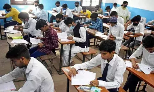 టెన్త్ పరీక్షలు రాస్తుండగా ప్రత్యక్షమైన డీఈవో.. 14 మంది టీచర్లు సస్పెండ్