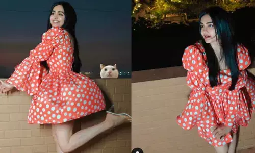 Adah Sharma: పొట్టి దుస్తుల్లో క్యూట్ లుక్స్‌‌తో పడేస్తోన్న అల్లు అర్జున్ బ్యూటీ.. పోస్ట్ వైరల్!