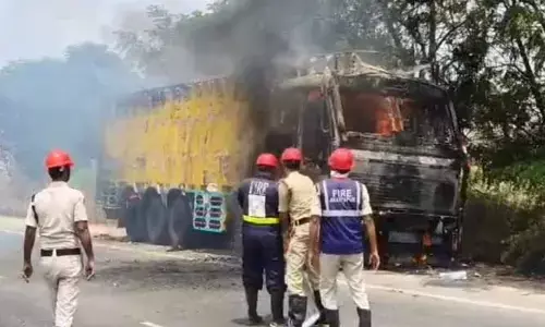 Fire: చూస్తుండగానే కాలిపోయిన లారీ