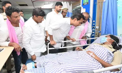 KTR : ఆసుపత్రిలో లేడీ కానిస్టేబుల్ ను పరామర్శించిన కేటీఆర్