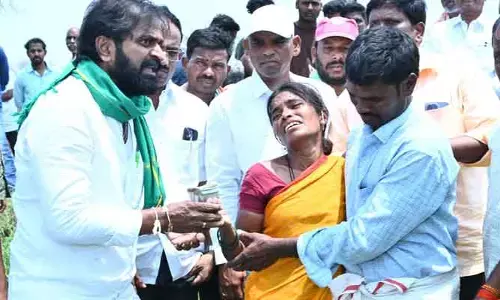 పంట నష్టపోయిన రైతులను ఆదుకోవాలి