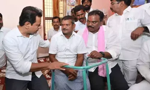 సోషల్ మీడియాలో పోస్ట్ పెట్టాడని కేసు.. మాజీ సర్పంచ్ నందయ్యకు కేటీఆర్ భరోసా