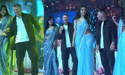 ‘అదిదా సర్‌ప్రైజు’ పాటకు అదిరిపోయే స్టెప్పులేసిన వార్నర్.. నీ యవ్వ తగ్గేదేలే అంటూ కామెంట్స్.. వీడియో వైరల్