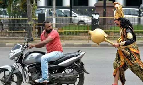 హెల్మెట్ లైట్ తీస్కో.. పోతే పోనీ ప్రాణాలు.!!