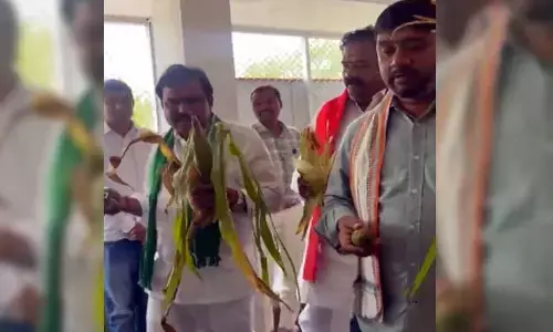 Telangana Assembly : బీజేపీ ఎమ్మెల్యేల వినూత్న నిరసన