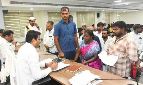 ఫిర్యాదులను సత్వరమే పరిష్కరించాలి