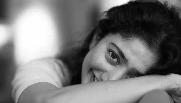 బ్లాక్ అండ్ వైట్ షేడ్స్లో ఫొటోస్కి స్టిల్స్ ఇచ్చిన బ్యూటీ.. నేచురల్ లుక్లో అదిరిపోయిందిగా అంటూ కామెంట్స్ బ్లాక్ అండ్ వైట్ షేడ్స్లో ఫొటోస్కి స్టిల్స్ ఇచ్చిన బ్యూటీ.. నేచురల్ లుక్లో అదిరిపోయిందిగా అంటూ కామెంట్స్