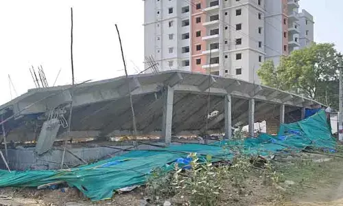 పోచారంలో అక్రమ నిర్మాణాల కూల్చివేత..