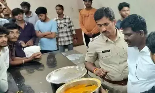 JNTU విద్యార్థుల ఆందోళన.. ఎందుకంటే..?