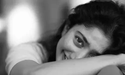 బ్లాక్ అండ్ వైట్ షేడ్స్‌లో ఫొటోస్‌కి స్టిల్స్ ఇచ్చిన బ్యూటీ.. నేచురల్ లుక్‌లో అదిరిపోయిందిగా అంటూ కామెంట్స్