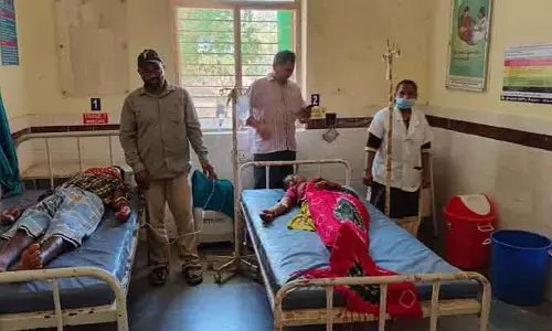 చికెన్‌ తిని.. 12 మందికి అస్వస్థత