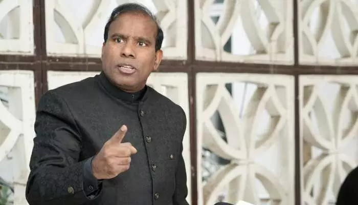 Breaking: రాజమండ్రి ప్రభుత్వాస్పత్రి వద్ద కేఏపాల్.. ఉద్రిక్తత Breaking: రాజమండ్రి ప్రభుత్వాస్పత్రి వద్ద కేఏపాల్.. ఉద్రిక్తత