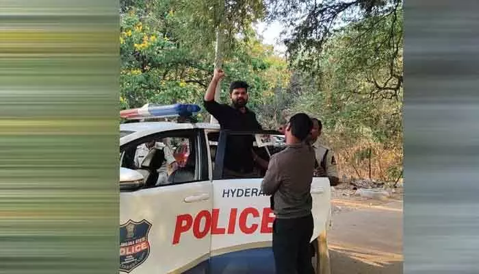 ఓయూలో విద్యార్థి సంఘ నాయకుల ముందస్తు అరెస్ట్ ఓయూలో విద్యార్థి సంఘ నాయకుల ముందస్తు అరెస్ట్
