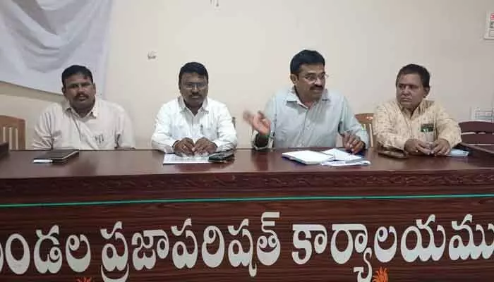 ధాన్యం కొనుగోలు కేంద్రాలు ఏర్పాటు చేయాలి ధాన్యం కొనుగోలు కేంద్రాలు ఏర్పాటు చేయాలి