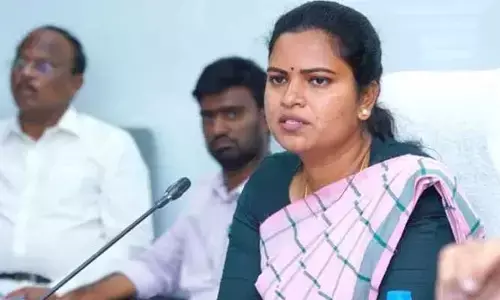 హైకోర్టు ఆదేశాలు.. డీఎస్పీకి పాస్‌పోర్ట్ అప్పగించిన విడదల రజిని
