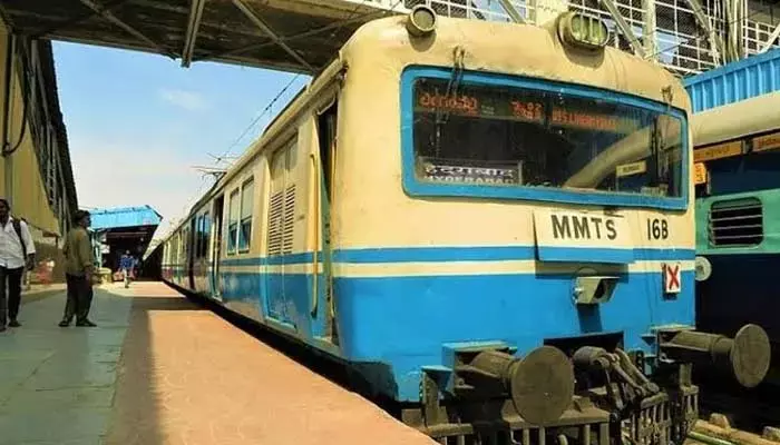 MMTS రైళ్లలో పానిక్ బటన్స్.. మహిళల భద్రత కోసం దక్షిణ మధ్య రైల్వే కీలక నిర్ణయం