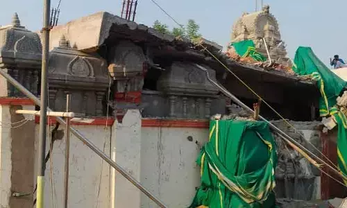 నిర్మాణంలో ఉన్న భవనం కూలి ముగ్గురు మృతి