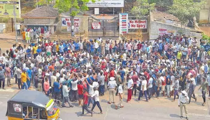 కాకినాడలో కానిస్టేబుల్ అభ్యర్థుల ఆందోళన కాకినాడలో కానిస్టేబుల్ అభ్యర్థుల ఆందోళన