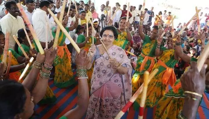 Nara Bhuvaneswari:మహిళలతో కలిసి కోలాటం ఆడిన సీఎం చంద్రబాబు సతీమణి Nara Bhuvaneswari:మహిళలతో కలిసి కోలాటం ఆడిన సీఎం చంద్రబాబు సతీమణి