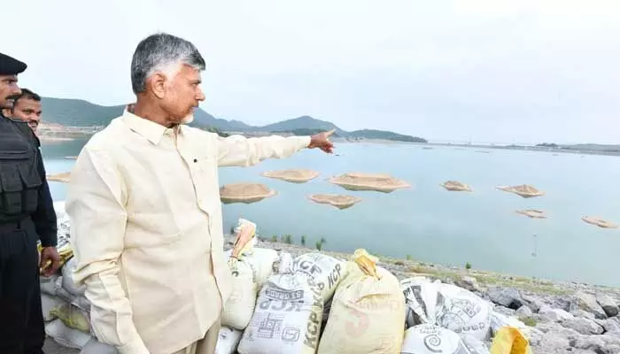 ఆ నాటికే పోలవరం ప్రాజెక్టు పూర్తి.. సీఎం చంద్రబాబు కీలక వ్యాఖ్యలు ఆ నాటికే పోలవరం ప్రాజెక్టు పూర్తి.. సీఎం చంద్రబాబు కీలక వ్యాఖ్యలు