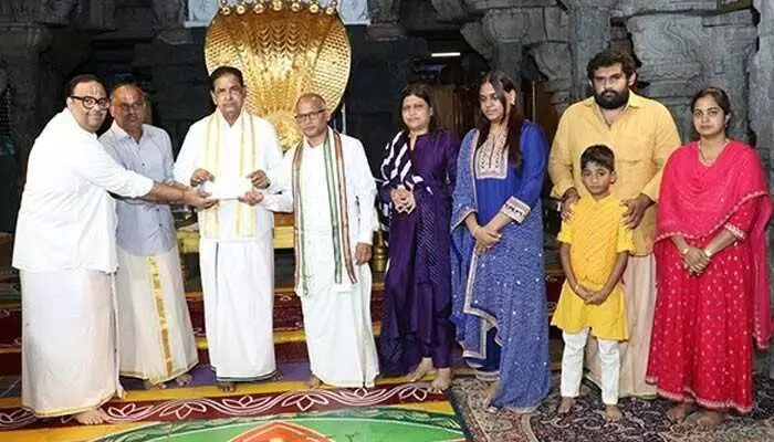 Tirumala:టీటీడీ ట్రస్టులకు భారీ విరాళాలు అందించిన భక్తులు.. ఎంతంటే? Tirumala:టీటీడీ ట్రస్టులకు భారీ విరాళాలు అందించిన భక్తులు.. ఎంతంటే?
