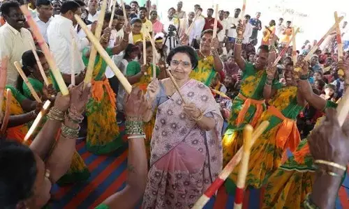 Nara Bhuvaneswari:మహిళలతో కలిసి కోలాటం ఆడిన సీఎం చంద్రబాబు సతీమణి