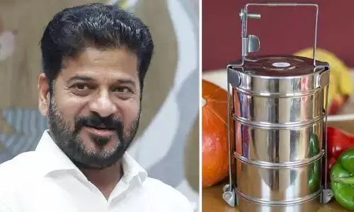 CM రేవంత్‌కు టిఫిన్ బాక్స్ ఇచ్చిన మంత్రి