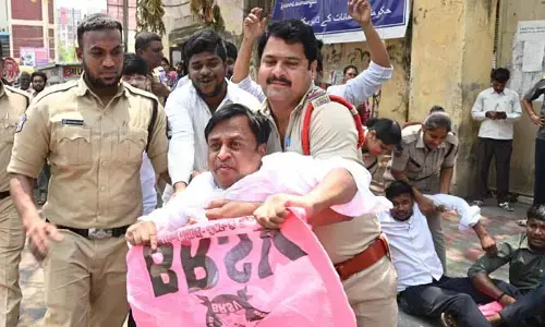 సీమాంధ్ర విద్యాసంస్థలతో ప్రభుత్వం కుమ్మక్కు.. SSC బోర్డును ముట్టడించిన బీఆర్ఎస్‌వీ