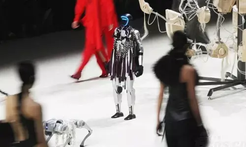 Fashion Week: మేము చేయగలం.. ఫ్యాషన్‌ షోలో రోబోల సందడి.. క్యాట్ వాక్, పల్టీలు సైతం