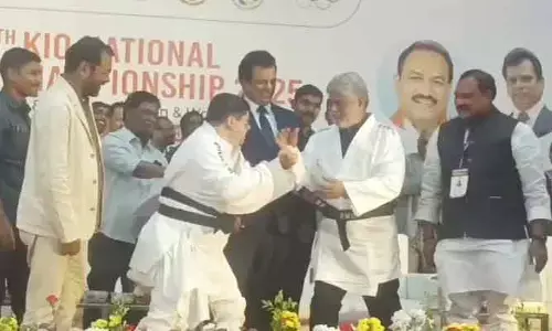 కరాటేలో స్పీకర్ గడ్డం ప్రసాద్‌తో మంత్రి పొన్నం ఢీ..!
