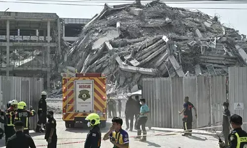 Earthquake : మయన్మార్ భూకంపం... కాపాడమని శిథిలాల కింద కార్మికుని ఆర్తనాదం