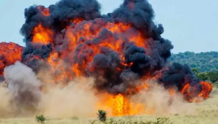 IED Blast: బీజాపూర్ జిల్లాలో పేలిన ఐఈడీ.. స్పాట్లోనే ఇద్దరు చిన్నారులు మృతి IED Blast: బీజాపూర్ జిల్లాలో పేలిన ఐఈడీ.. స్పాట్లోనే ఇద్దరు చిన్నారులు మృతి