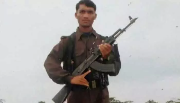 Chhattisgarh Encounter: మావోయిస్టు పార్టీకి బిగ్ షాక్.. ఛత్తీస్గఢ్ ఎన్కౌంటర్ లో అగ్రనేత మృతి Chhattisgarh Encounter: మావోయిస్టు పార్టీకి బిగ్ షాక్.. ఛత్తీస్గఢ్ ఎన్కౌంటర్ లో అగ్రనేత మృతి