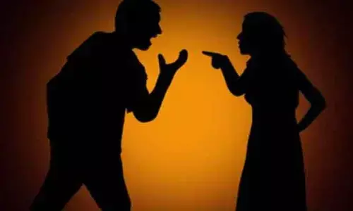 రాజకీయ నాయకుడితో ఎఫైర్.. భర్తకు తెలియడంతో గుండాలతో దాడి.. చావు బతుకుల్లో..