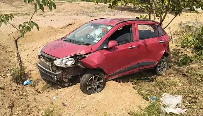 ఎయిర్ పోర్ట్ నుంచి తిరిగి వస్తుండగా కారు బోల్తా... ఎయిర్ పోర్ట్ నుంచి తిరిగి వస్తుండగా కారు బోల్తా...