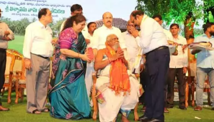 పండిత పురస్కారం అందుకున్న రాధా కృష్ణమూర్తి శర్మ పండిత పురస్కారం అందుకున్న రాధా కృష్ణమూర్తి శర్మ