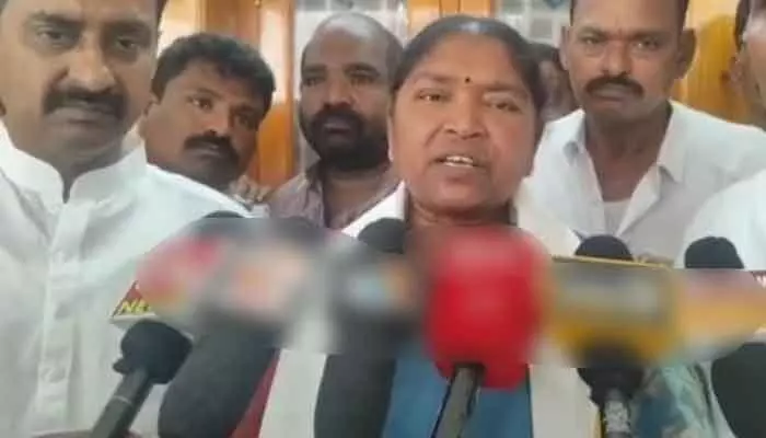 కేంద్ర మంత్రి బండి సంజయ్ పై మంత్రి సీతక్క ఫైర్ ..ఏమన్నారంటే..? కేంద్ర మంత్రి బండి సంజయ్ పై మంత్రి సీతక్క ఫైర్ ..ఏమన్నారంటే..?