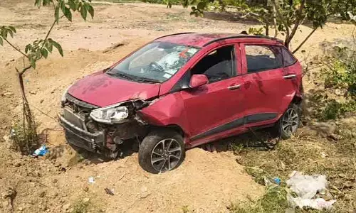 ఎయిర్ పోర్ట్ నుంచి తిరిగి వస్తుండగా కారు బోల్తా...