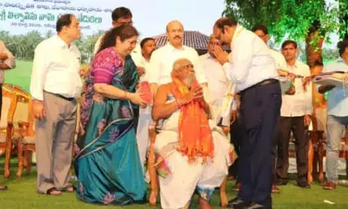 పండిత పురస్కారం అందుకున్న రాధా కృష్ణమూర్తి శర్మ