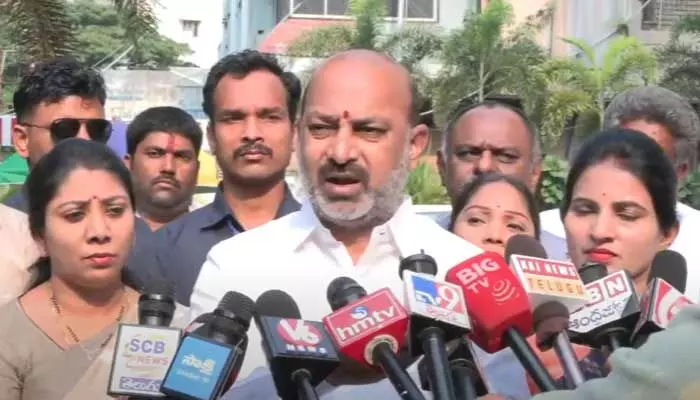 MMTS బాధితురాలిని పరామర్శించిన బండి సంజయ్ MMTS బాధితురాలిని పరామర్శించిన బండి సంజయ్