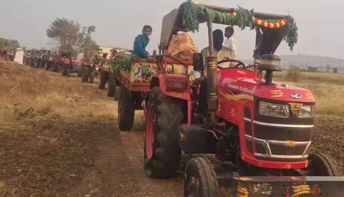 అప్పట్లో ఎడ్లబండ్ల ప్రదర్శన.. ఇప్పుడు ట్రాక్టర్లు అప్పట్లో ఎడ్లబండ్ల ప్రదర్శన.. ఇప్పుడు ట్రాక్టర్లు