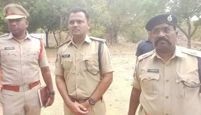 అత్యాచార ఘటన స్థలాన్ని పరిశీలించిన ఎస్పీ అత్యాచార ఘటన స్థలాన్ని పరిశీలించిన ఎస్పీ