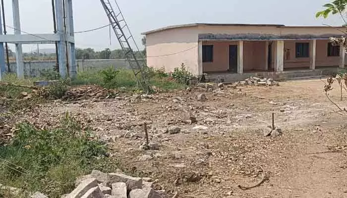 పాఠశాల ప్రాంగణంలో పంచాయితీ ఏందయ్యా..? పాఠశాల ప్రాంగణంలో పంచాయితీ ఏందయ్యా..?