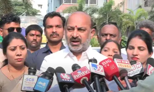 MMTS బాధితురాలిని పరామర్శించిన బండి సంజయ్