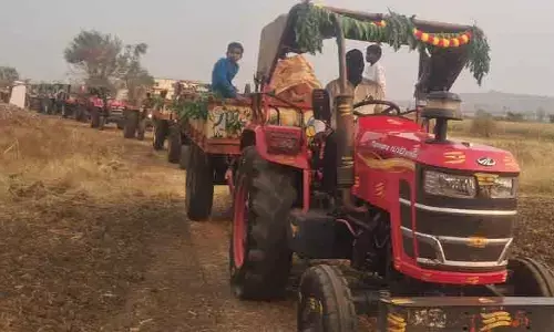అప్పట్లో ఎడ్లబండ్ల ప్రదర్శన..  ఇప్పుడు ట్రాక్టర్లు