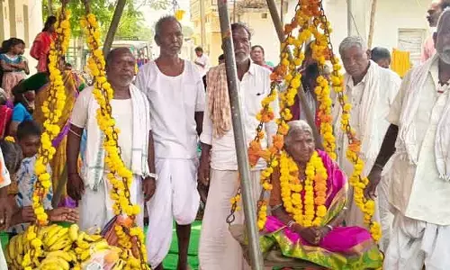100 ఏళ్లు పూర్తి చేసుకున్న తల్లికి తులాభారం